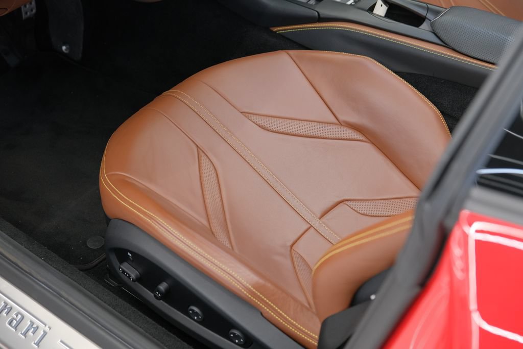 Used 2021 Ferrari 812 GTS RWD image 12