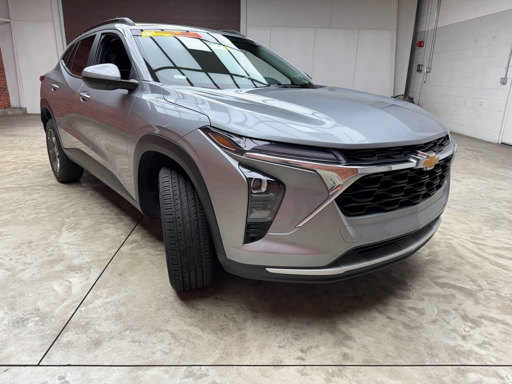 Used 2025 Chevrolet Trax LT w/ Driver Confidence Package FWD image 5