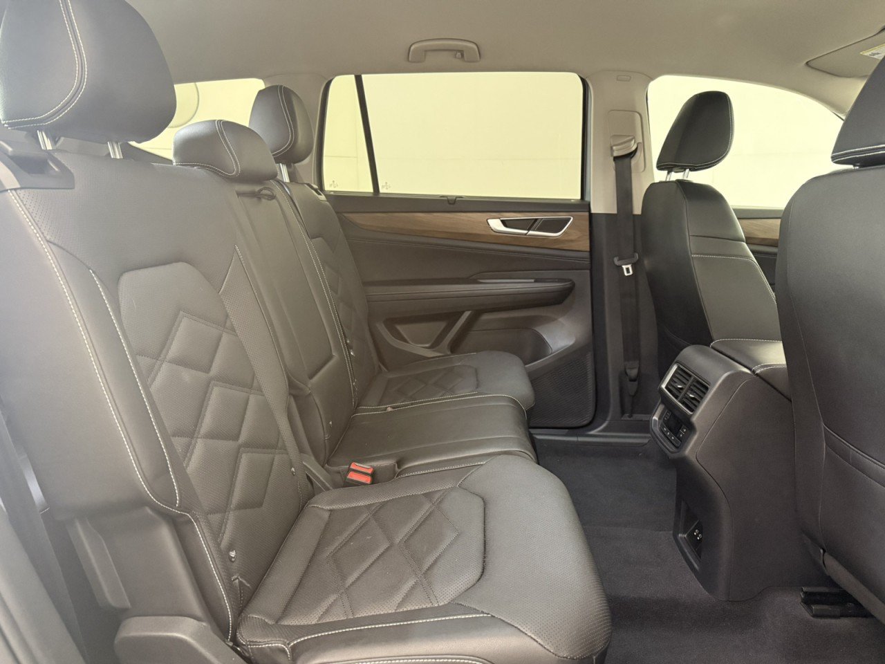 Used 2025 Volkswagen Atlas SE AWD/4WD image 13