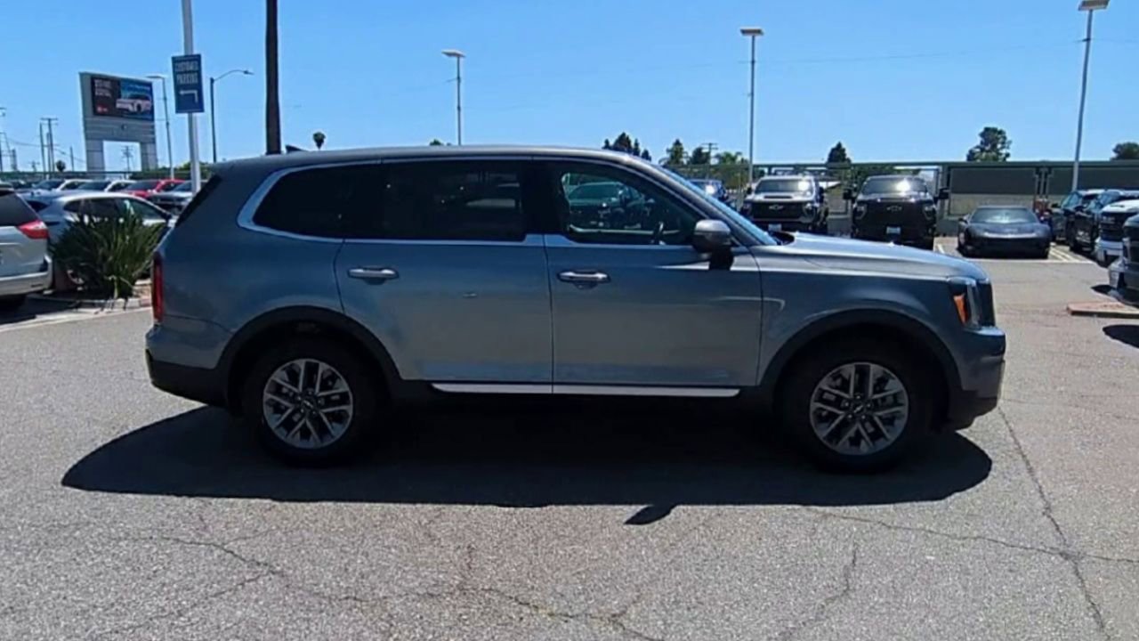 Used 2024 Kia Telluride LX FWD image 9