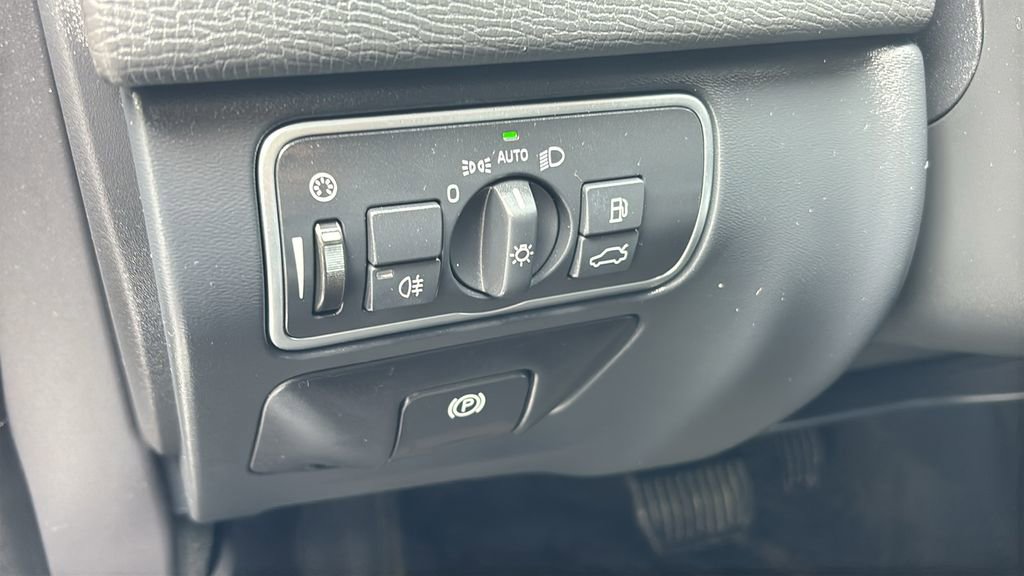 Used 2017 Volvo XC60 T6 Dynamic w/ Preferred Option Package image 13