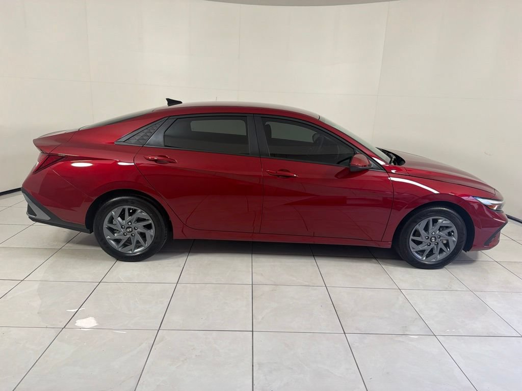 New 2025 Hyundai Elantra Hybrid FWD image 4