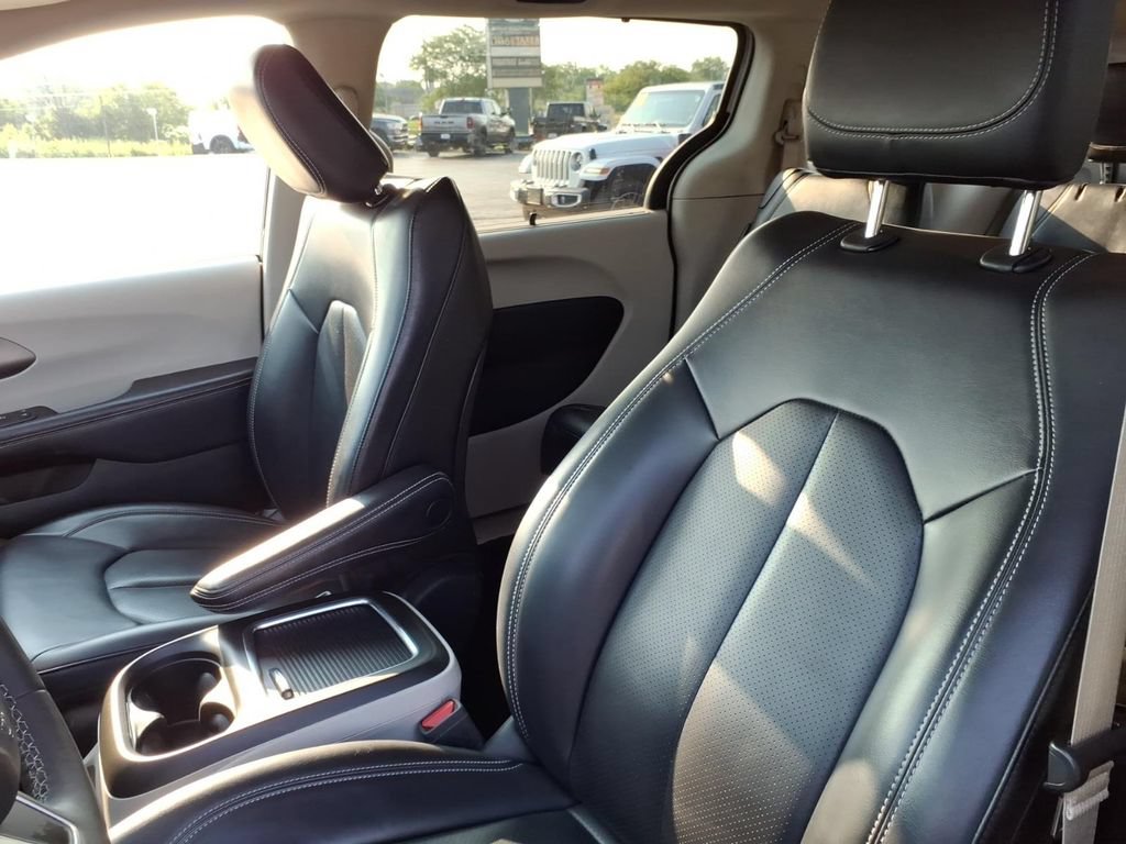 Used 2023 Chrysler Pacifica Touring-L FWD image 11