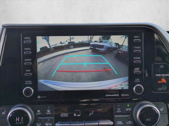 Used 2022 Toyota Highlander XLE AWD/4WD image 13