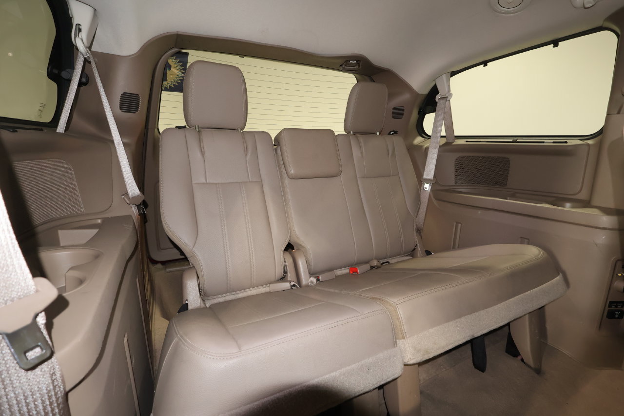 Used 2015 Chrysler Town & Country Touring-L w/ Driver Convenience Group FWD image 16
