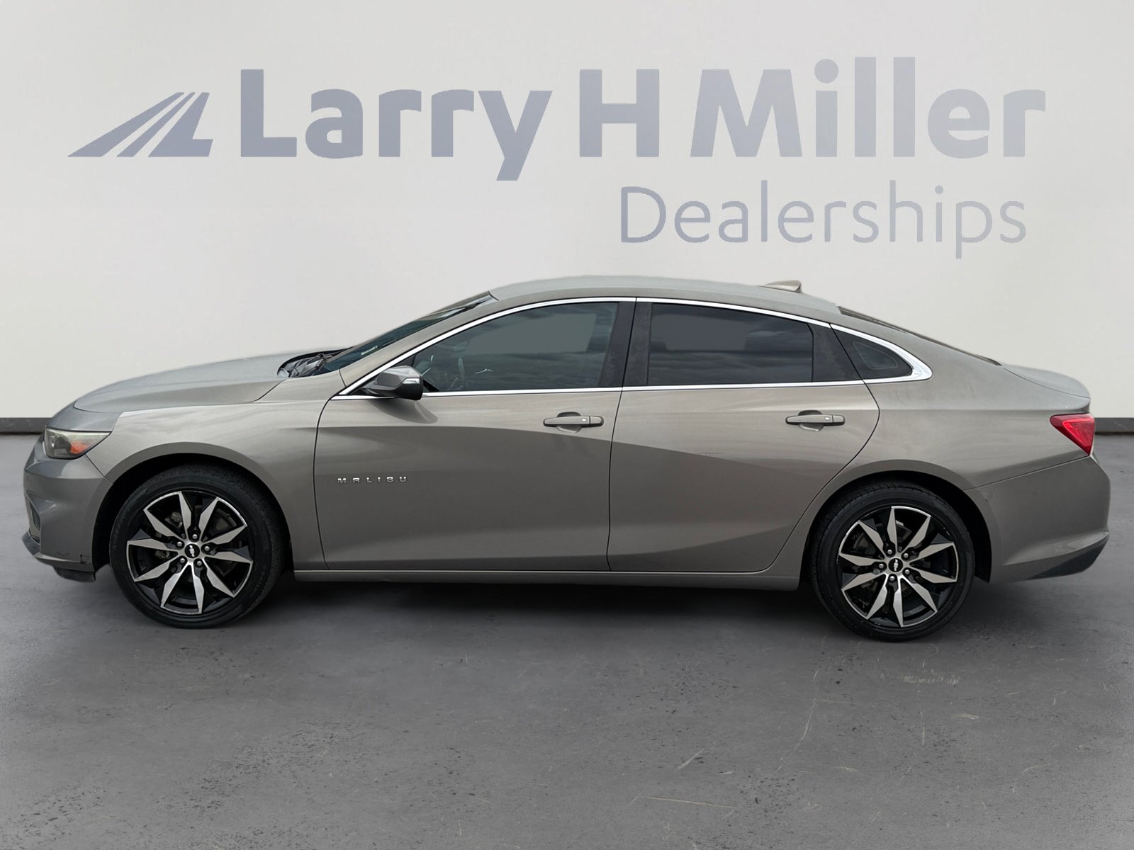 Used 2017 Chevrolet Malibu LT w/ Leather Package FWD image 2