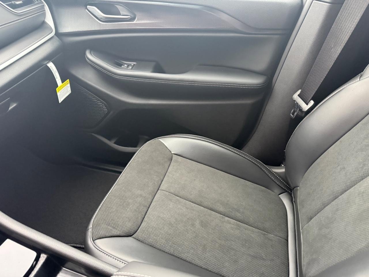 New 2025 Jeep Grand Cherokee Altitude image 18