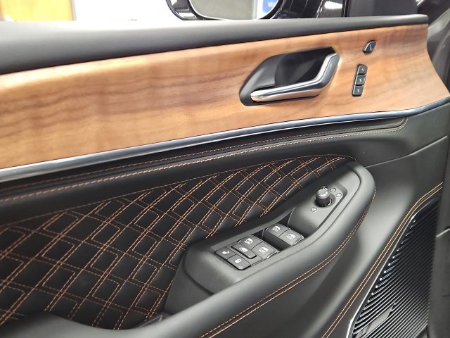 New 2025 Jeep Grand Cherokee Summit image 14