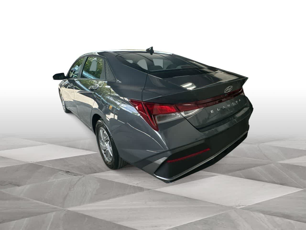 Used 2025 Hyundai Elantra SE FWD image 6