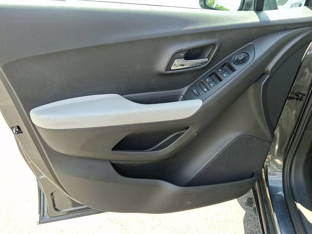 Used 2020 Chevrolet Trax LS w/ Tint and Cruise Package FWD image 9