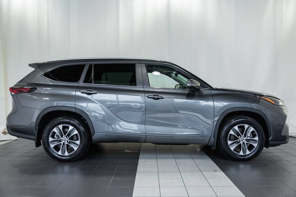 Used 2025 Toyota Highlander XLE AWD/4WD image 3