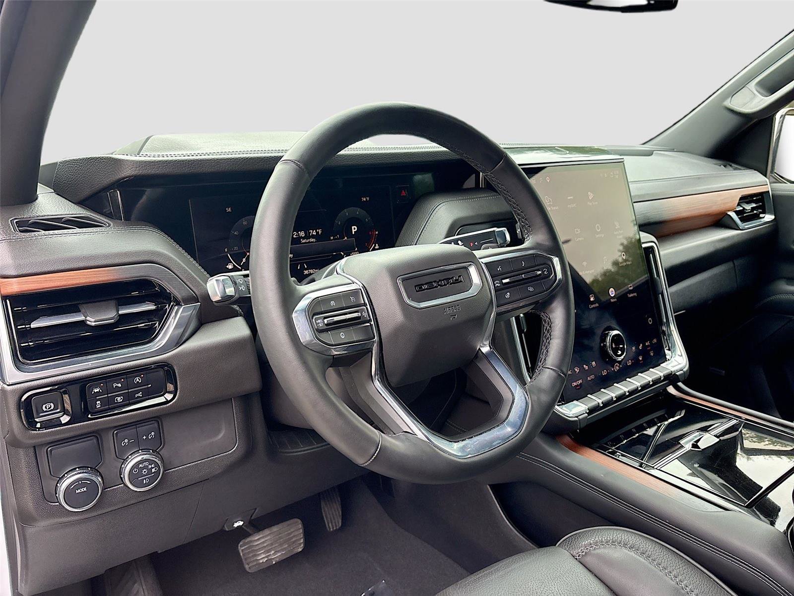 Used 2025 GMC Yukon XL Denali RWD image 9