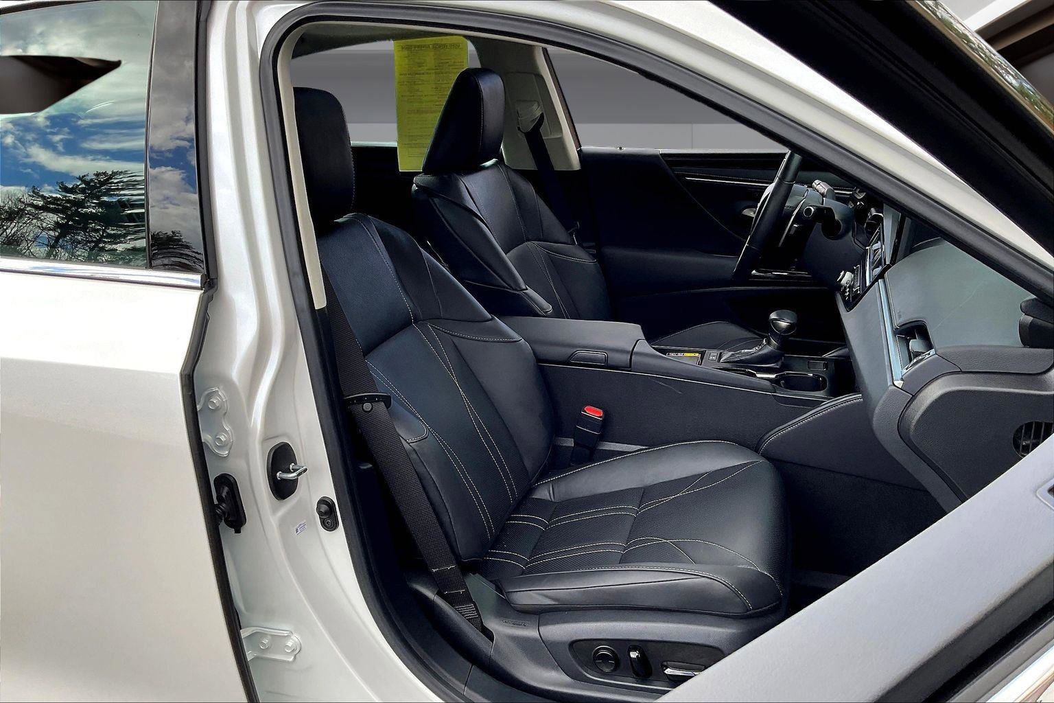 Used 2025 Lexus ES 300h w/ Luxury Package image 7