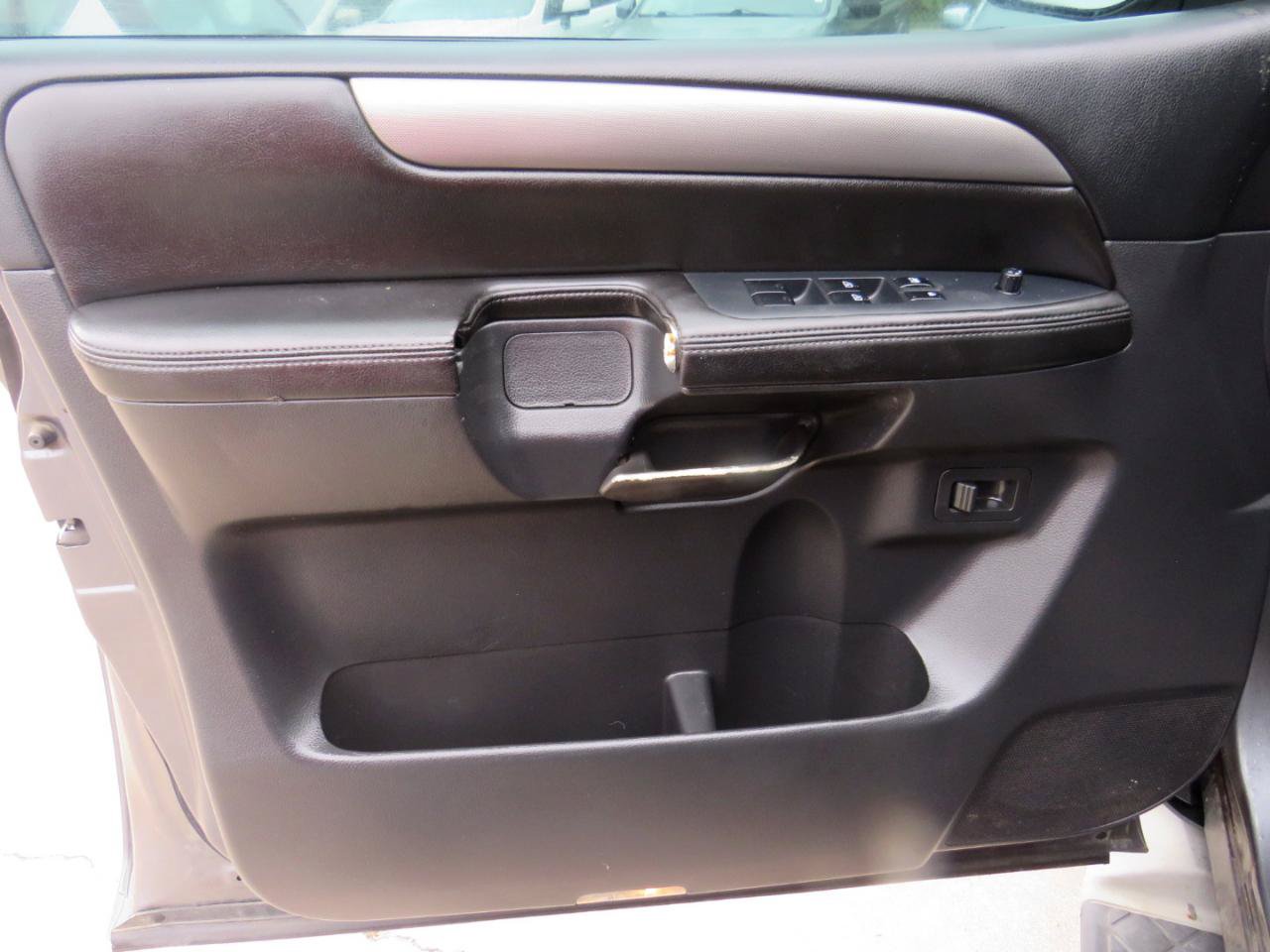 Used 2013 Nissan Armada SV AWD/4WD image 9