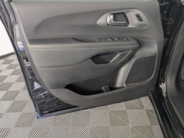 Used 2025 Chrysler Pacifica Select image 9