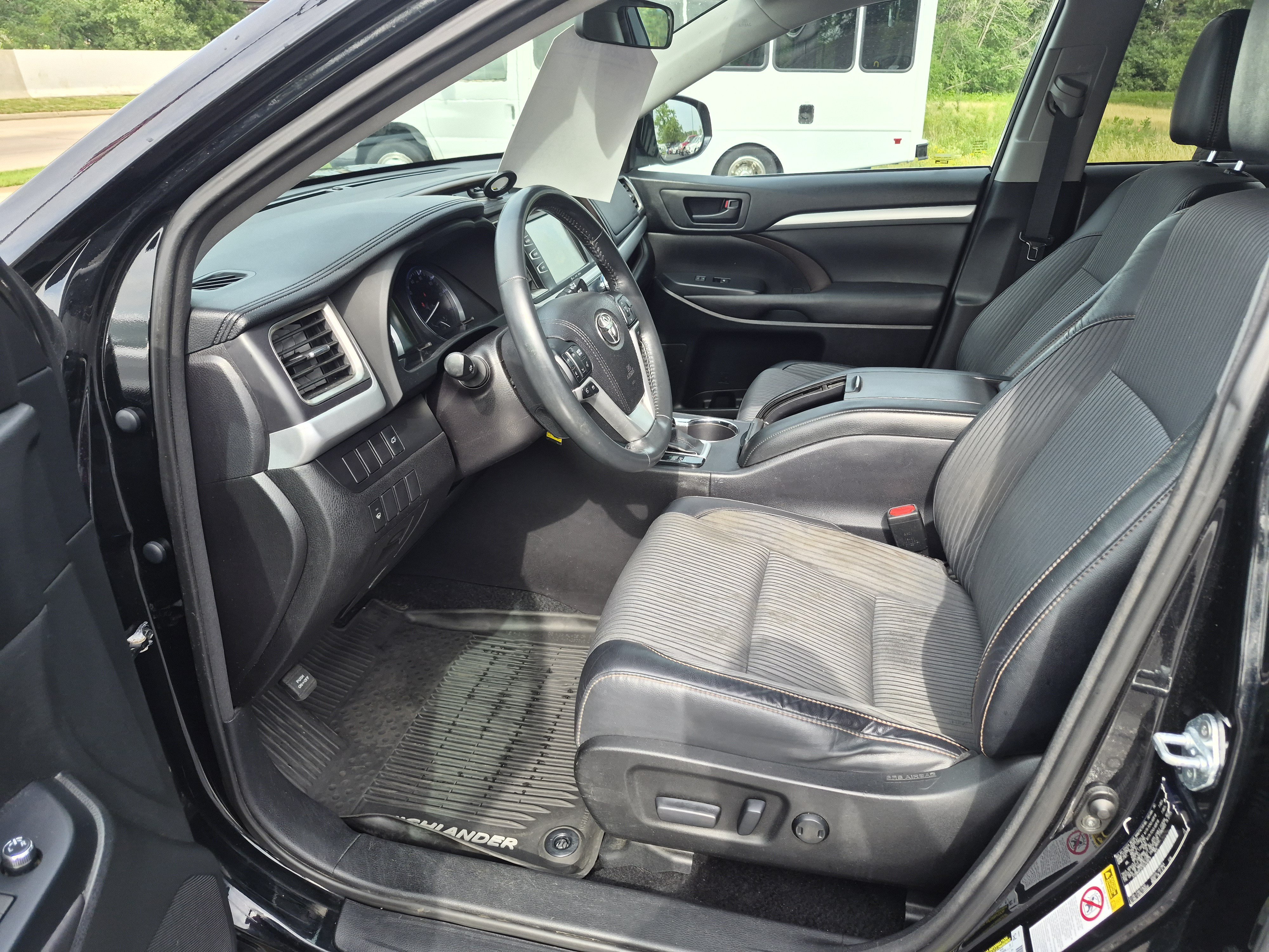 Used 2016 Toyota Highlander Plus AWD/4WD image 9
