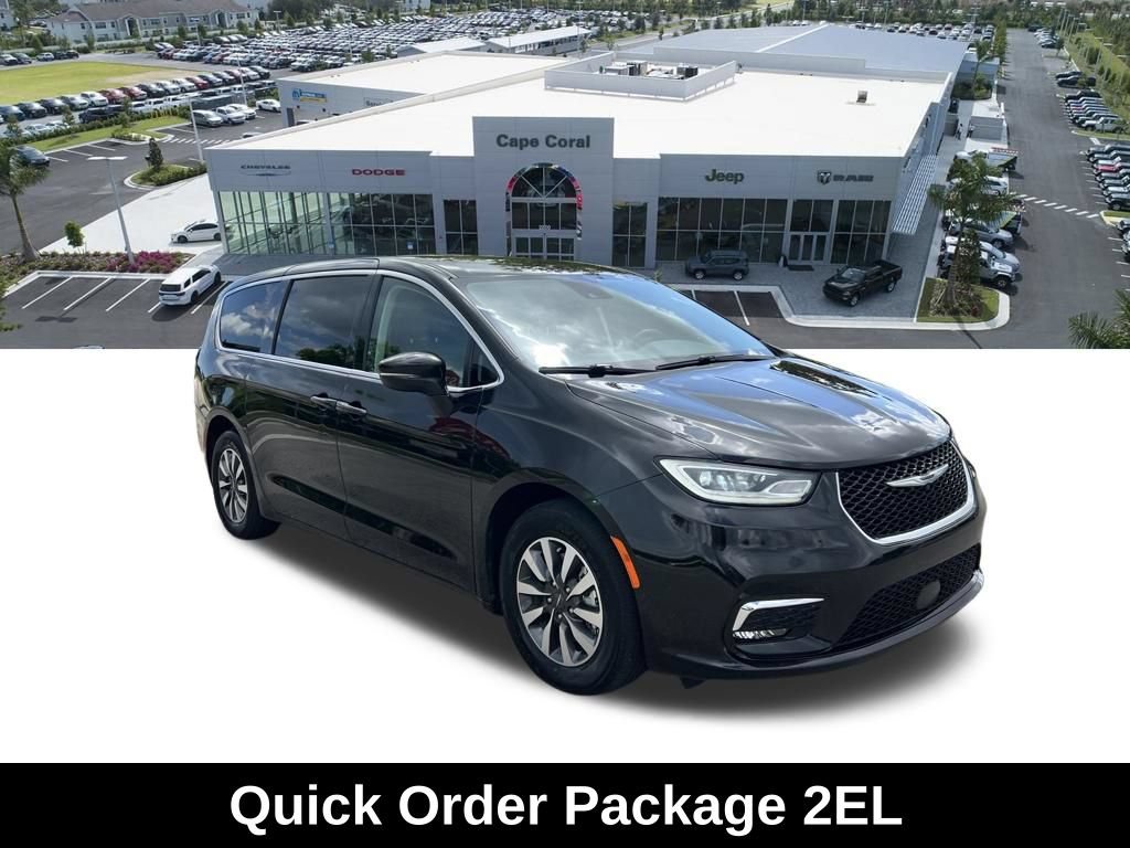 Used 2022 Chrysler Pacifica Touring-L FWD image 3