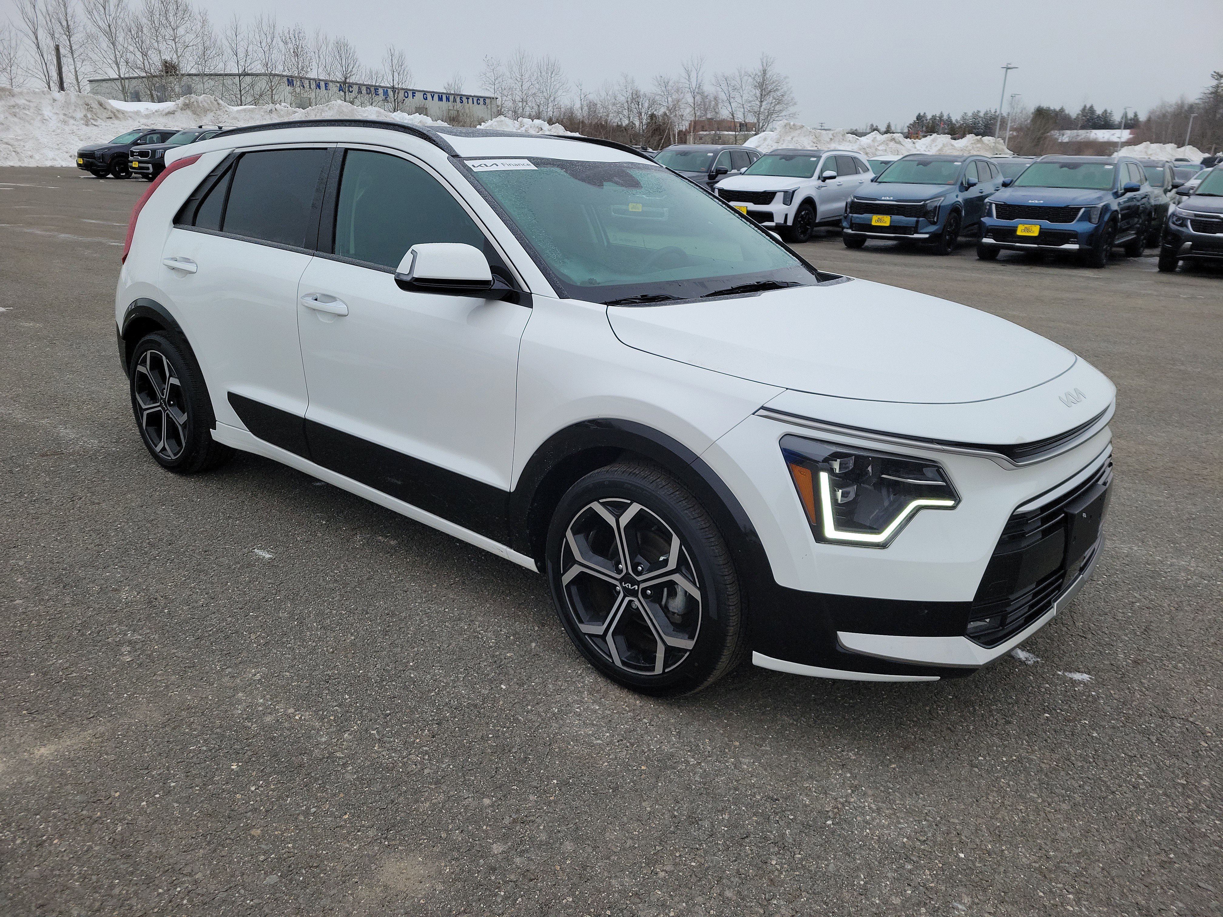 Used 2023 Kia Niro SX Touring image 3
