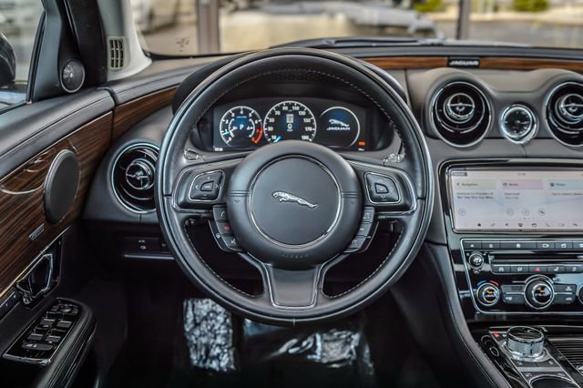 Used 2019 Jaguar XJ R-Sport image 27