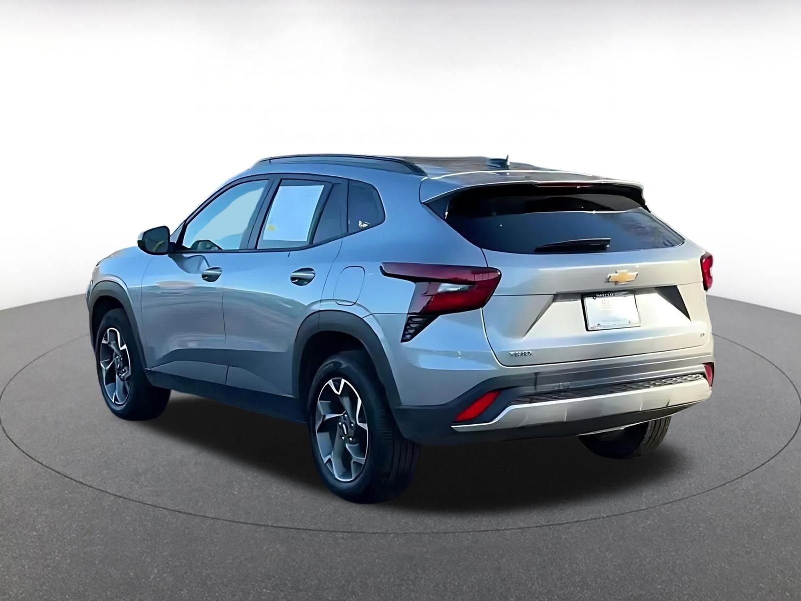 Used 2025 Chevrolet Trax LT w/ LT Convenience Package image 10