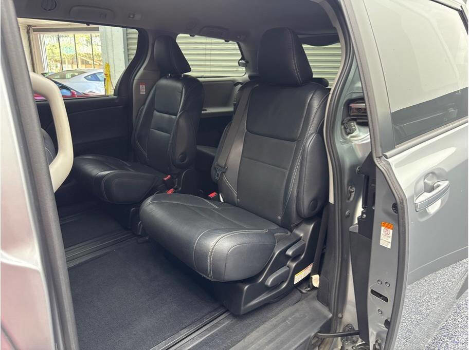 Used 2017 Toyota Sienna SE Premium image 17