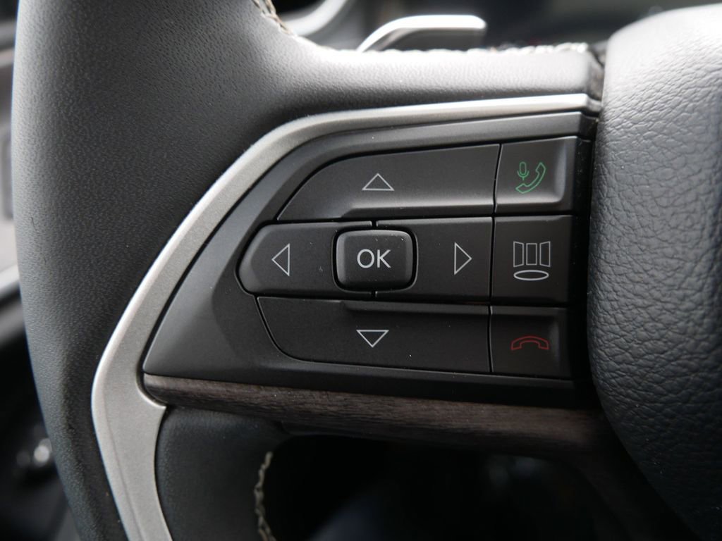 Used 2023 Jeep Grand Cherokee L Limited w/ Luxury Tech Group II image 24