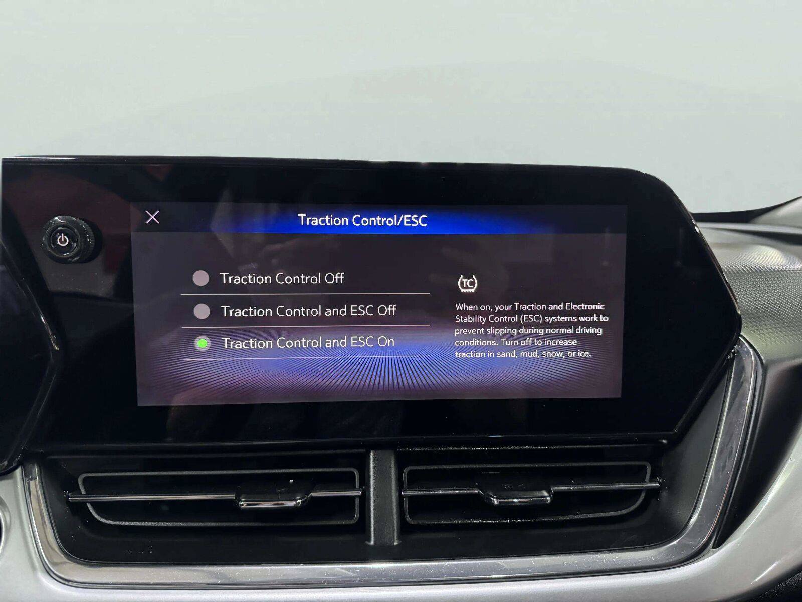 Used 2025 Chevrolet Trax LT w/ Sunroof Package FWD image 50
