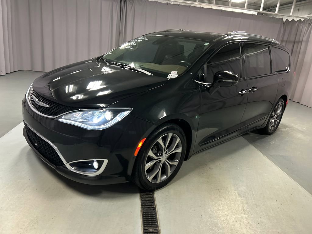 Used 2018 Chrysler Pacifica Limited w/ Tire & Wheel Group image 3