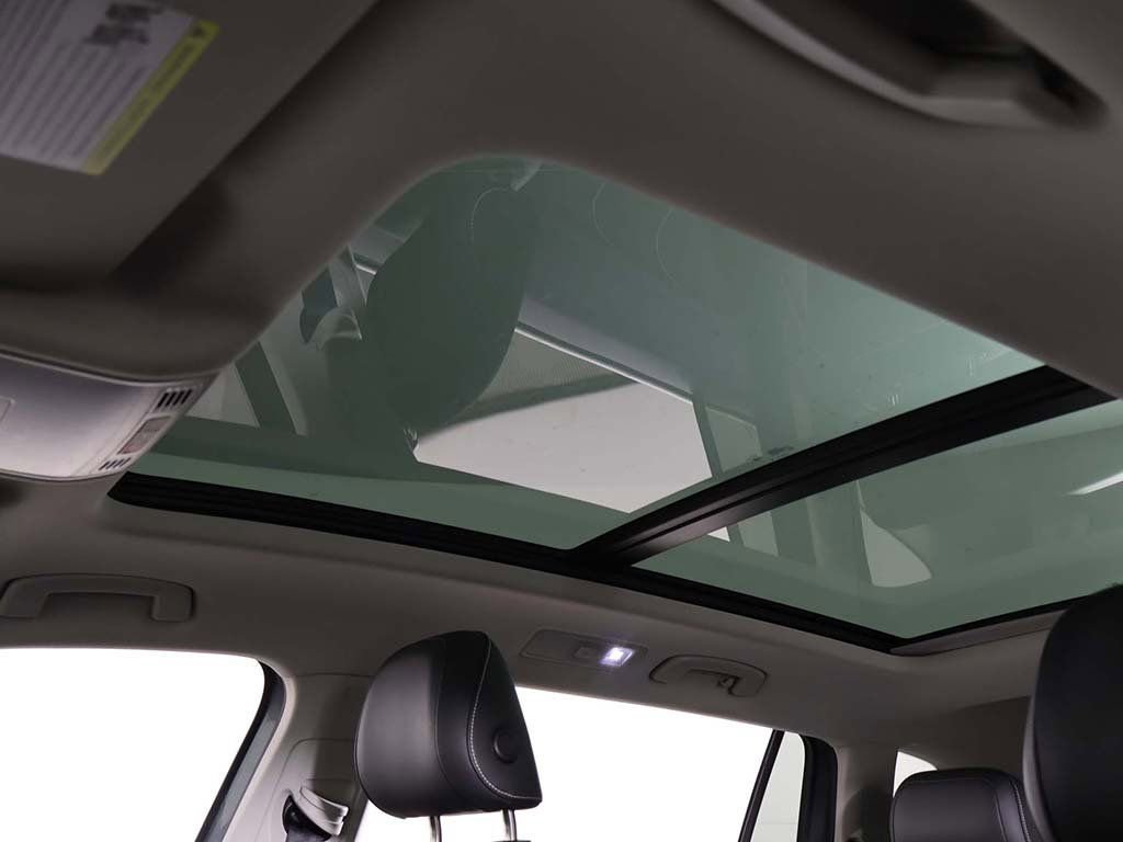 Used 2023 Volkswagen Tiguan SE w/ Panoramic Sunroof Package image 21