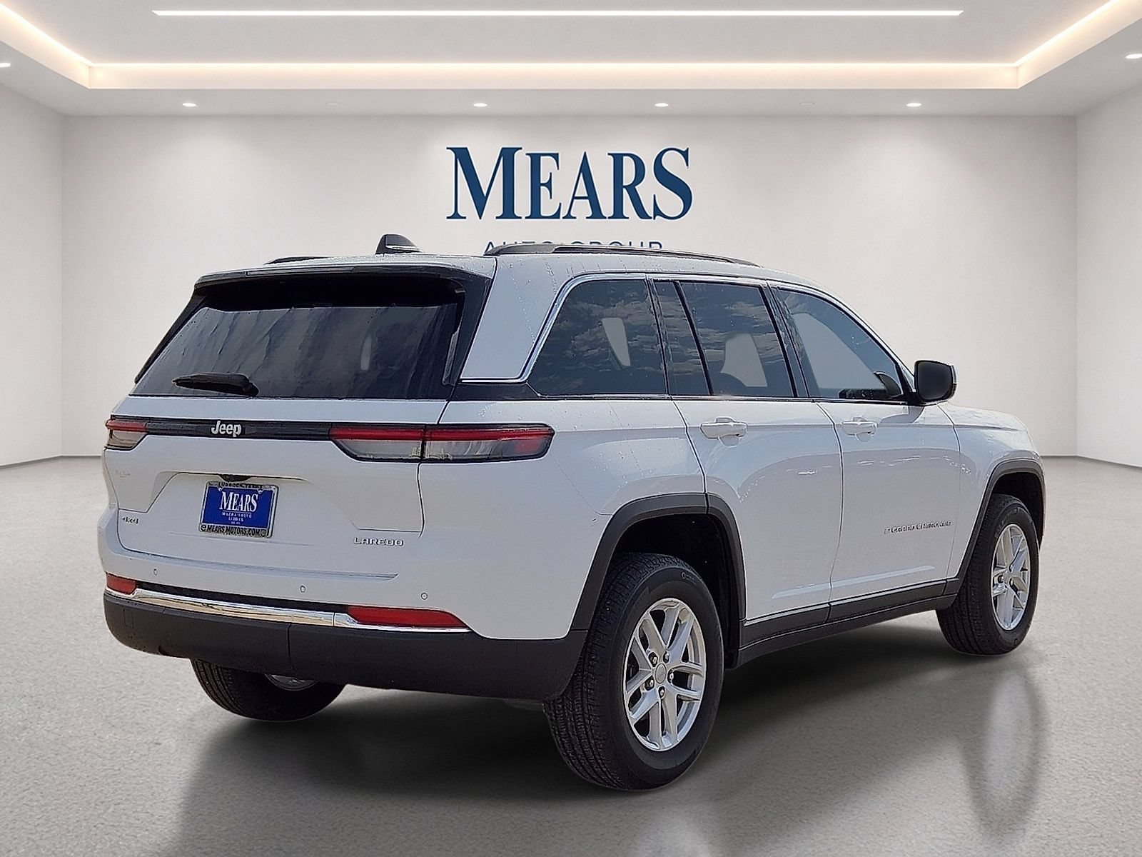 Used 2024 Jeep Grand Cherokee Laredo X w/ Trailer Tow Package AWD/4WD image 5