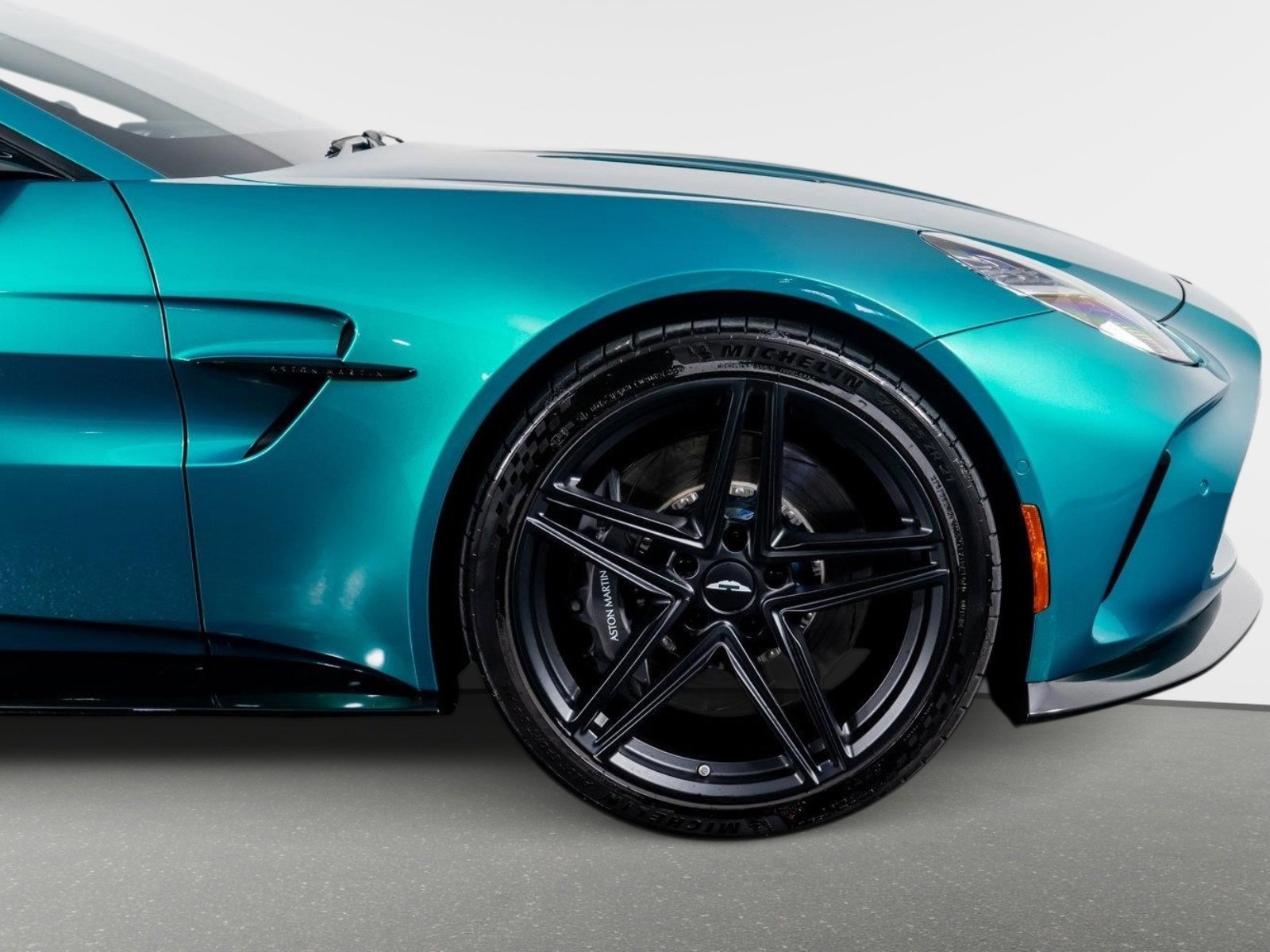 Used 2025 Aston Martin V8 Vantage Coupe image 6