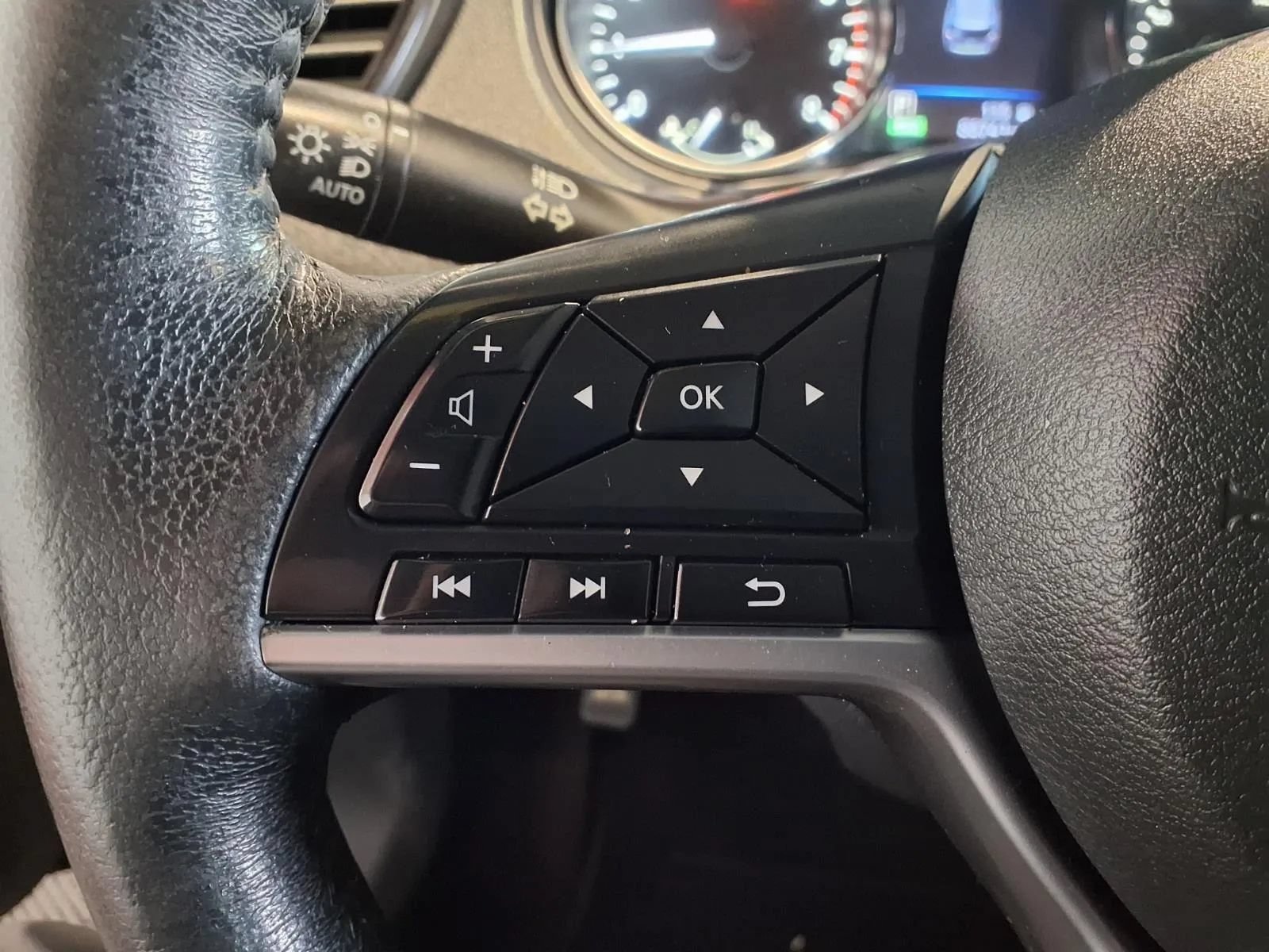 Used 2018 Nissan Rogue SV w/ Premium Package AWD/4WD image 26