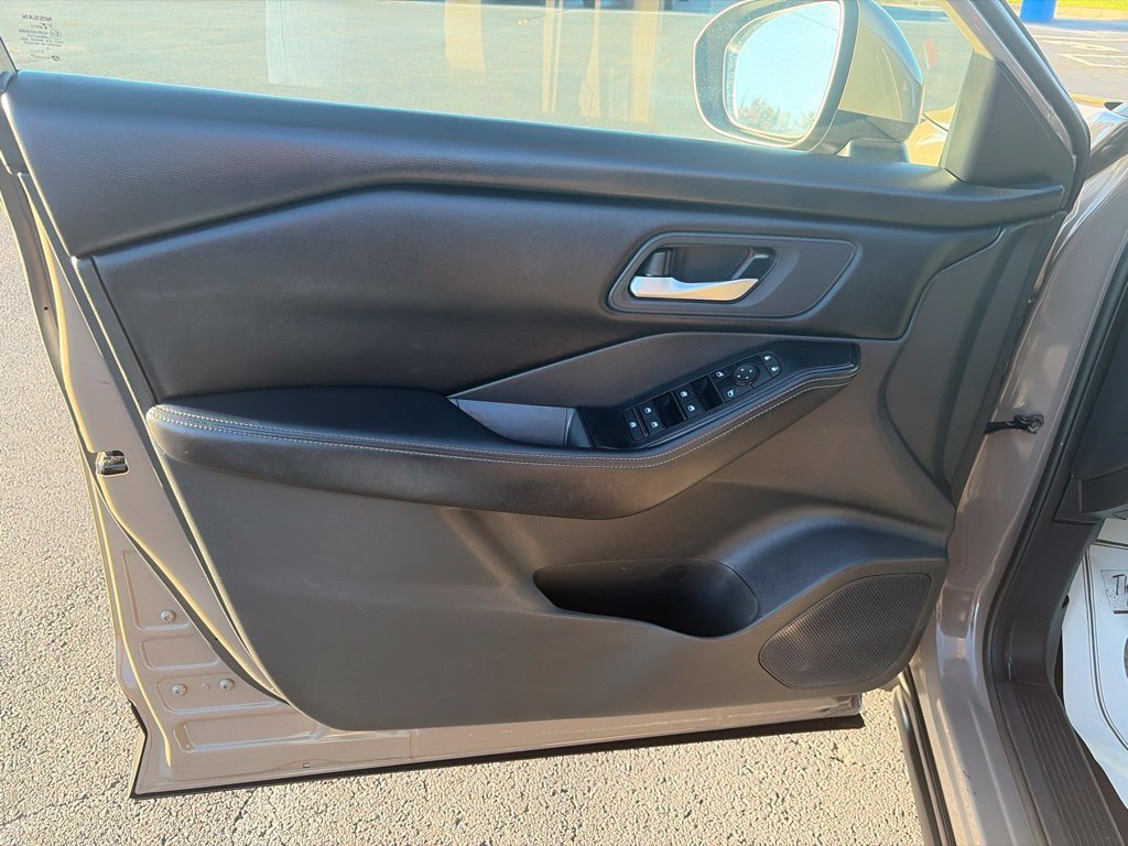 Used 2025 Nissan Rogue SV AWD/4WD image 14