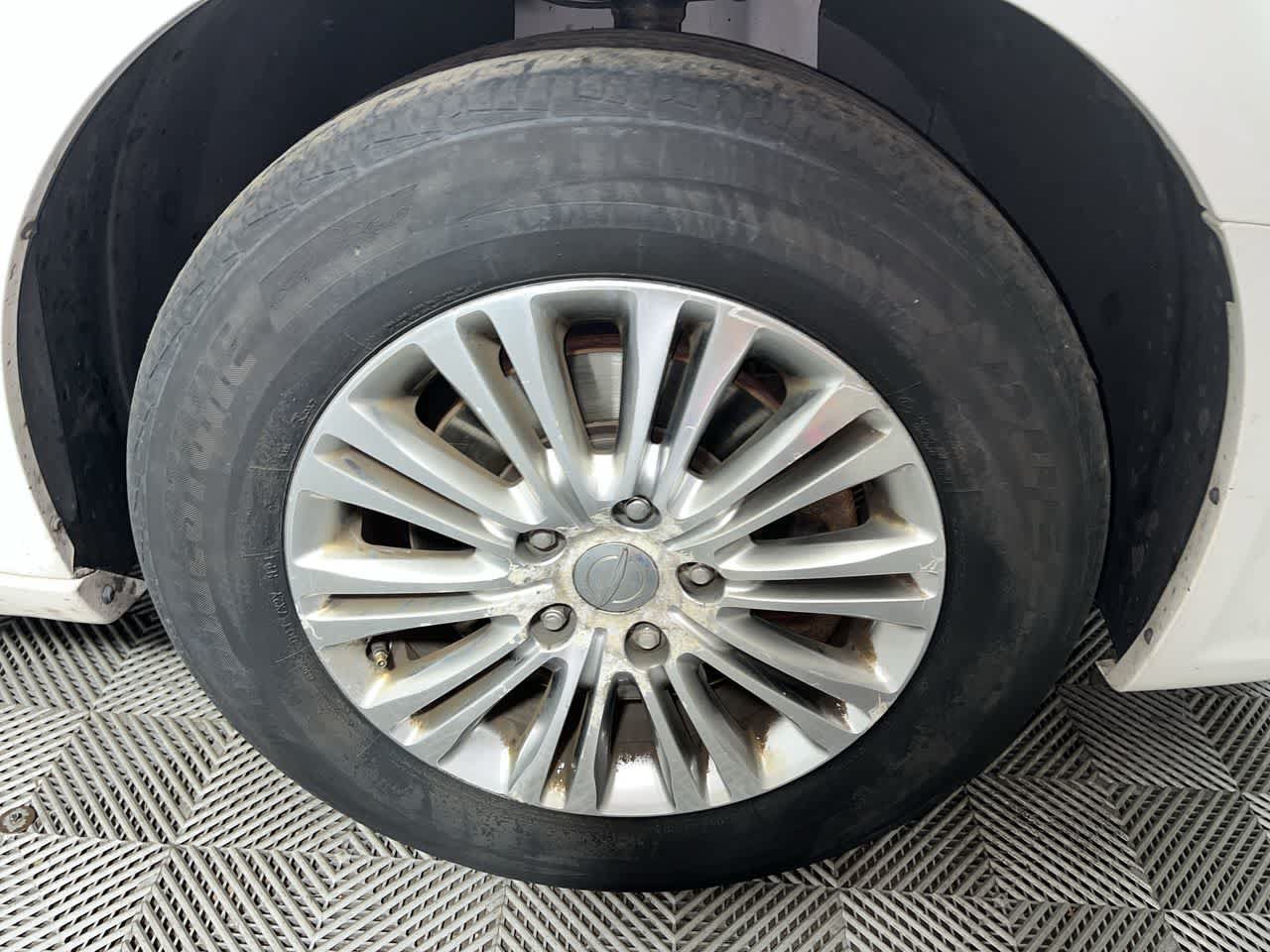 Used 2014 Chrysler Town & Country Touring-L FWD image 10