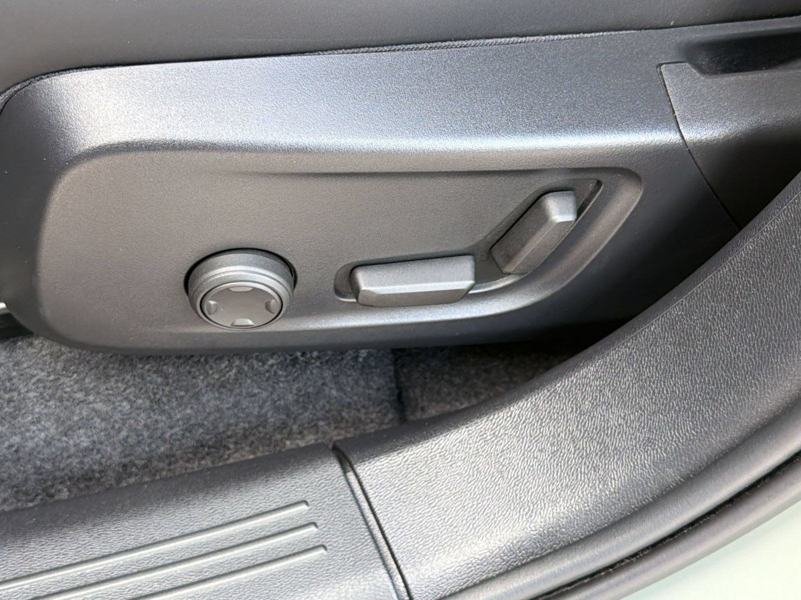 Certified 2023 Volvo C40 P8 Recharge Ultimate AWD/4WD image 13