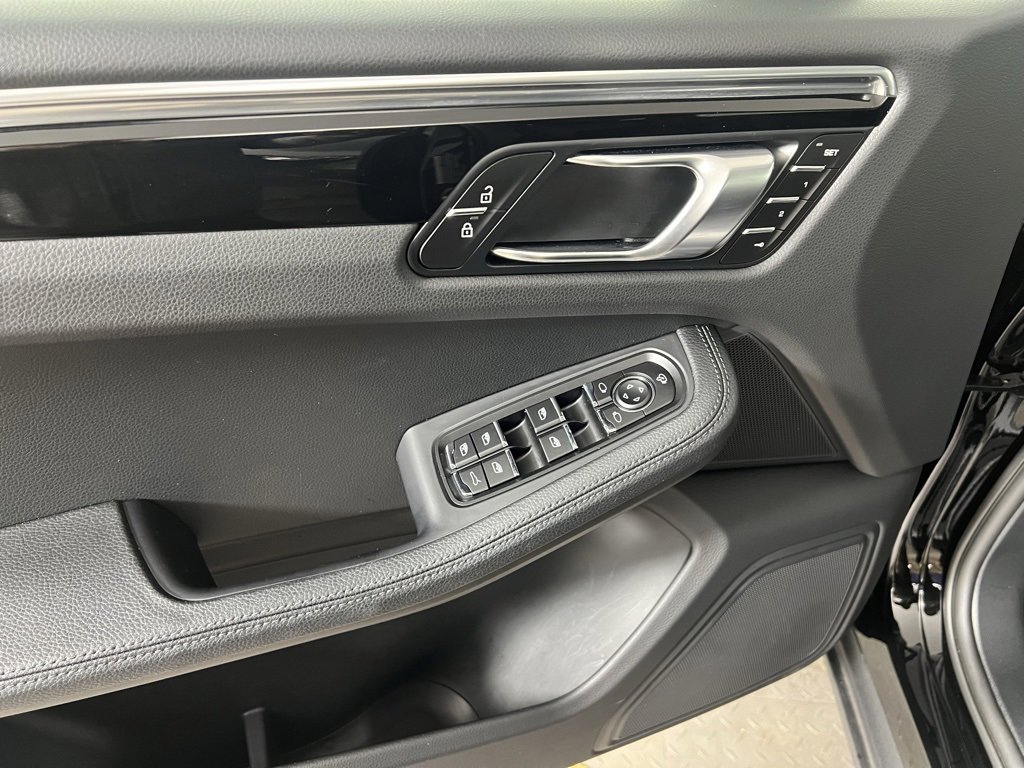 Used 2025 Porsche Macan image 26
