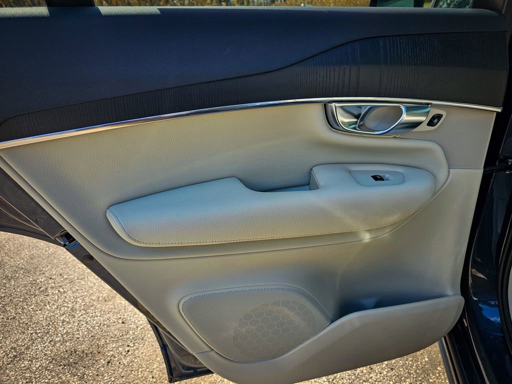 Used 2020 Volvo XC90 T6 Momentum w/ Protection Package Premier image 30