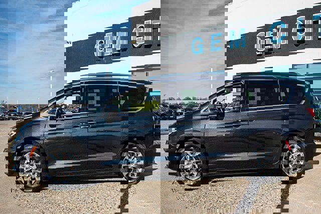 Used 2021 Chrysler Pacifica Touring-L w/ Uconnect Theater Family Group image 2