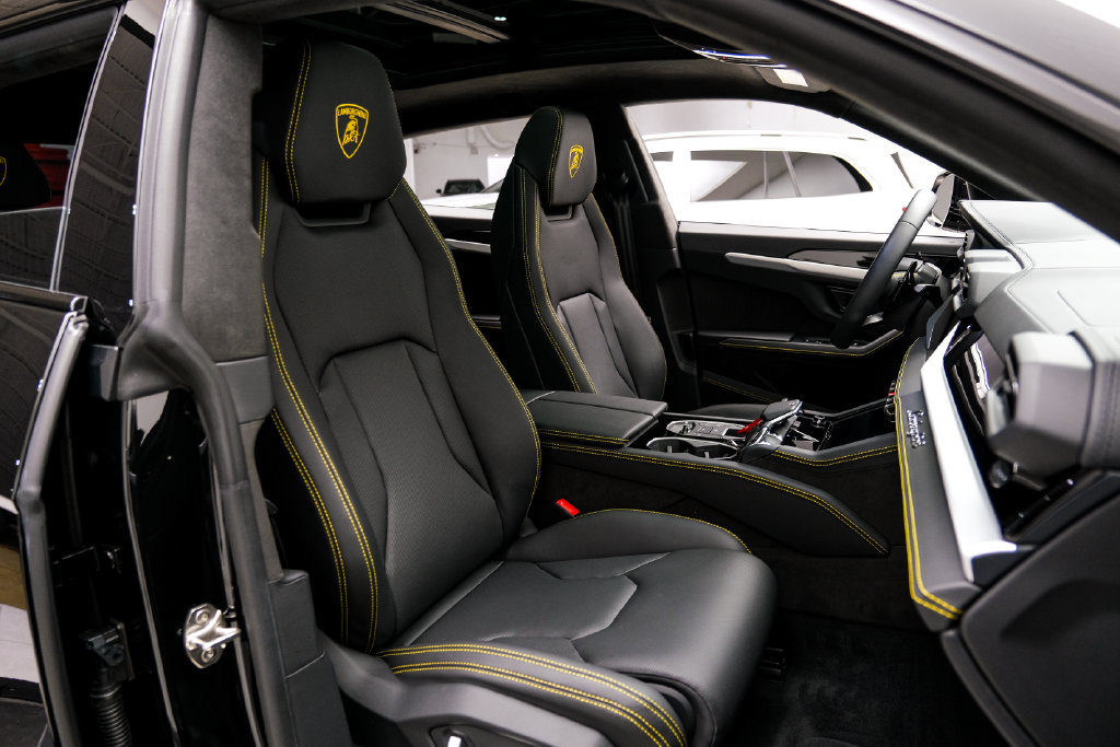 Used 2025 Lamborghini Urus SE AWD/4WD image 38