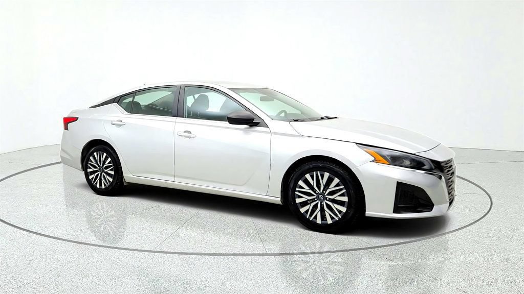 Used 2024 Nissan Altima 2.5 SV FWD image 3