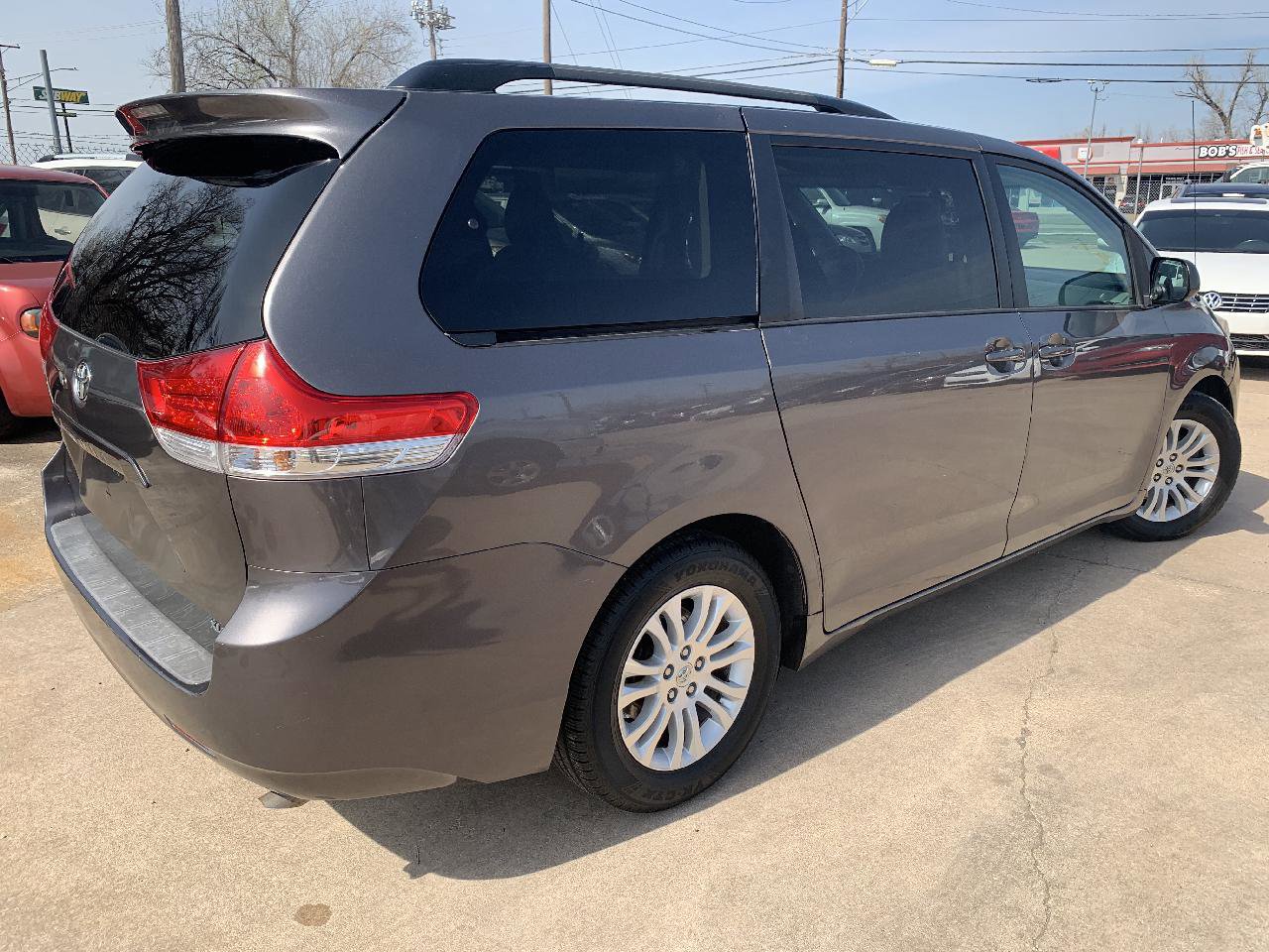 Used 2014 Toyota Sienna XLE image 4