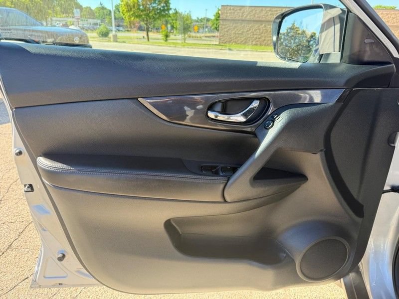 Used 2017 Nissan Rogue SV AWD/4WD image 19