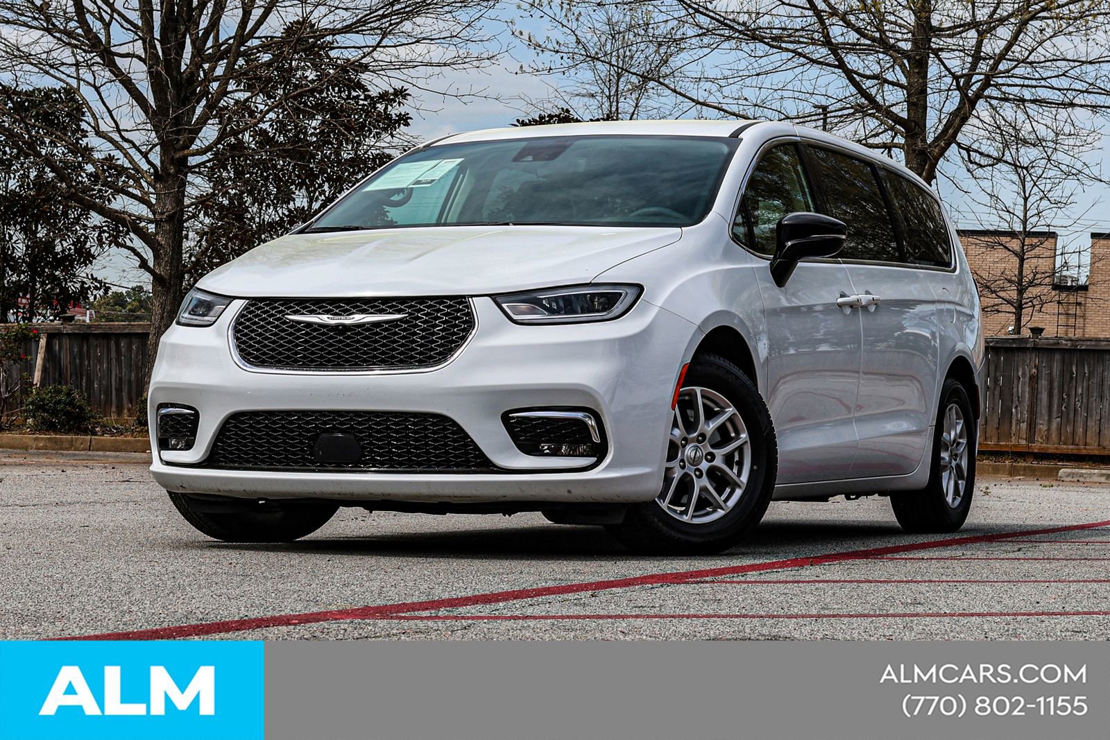 Used 2024 Chrysler Pacifica Touring-L image 3