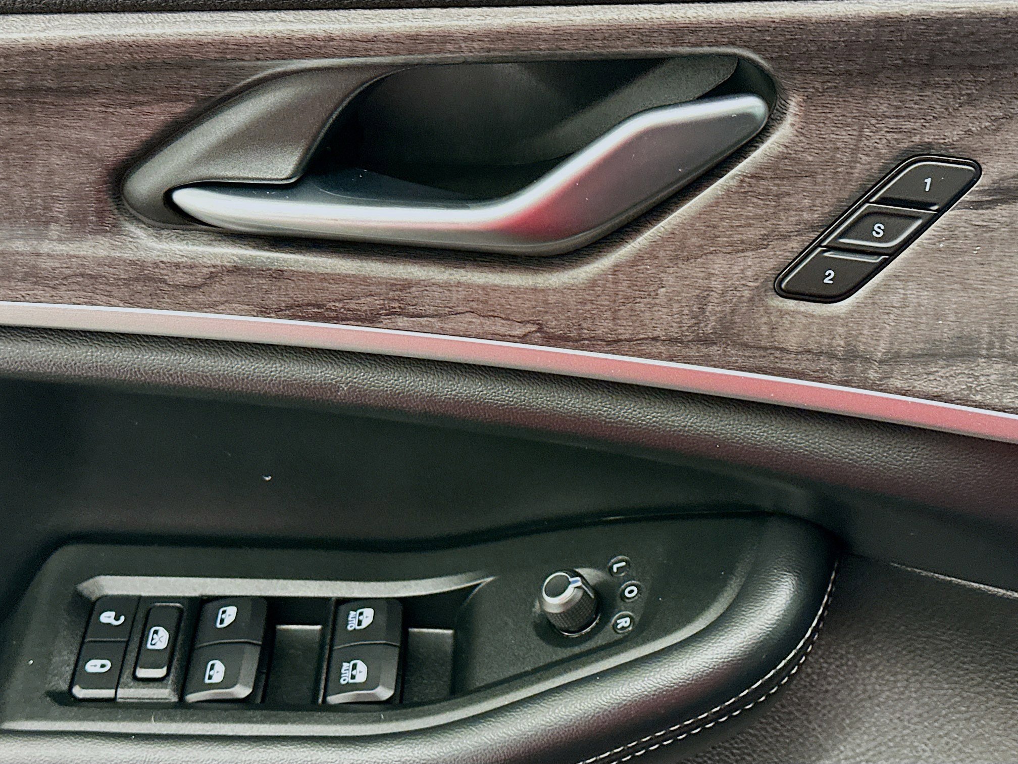 Used 2024 Jeep Grand Cherokee L Limited w/ Luxury Tech Group II image 15