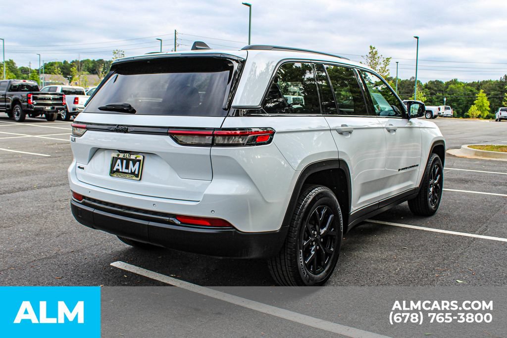 Used 2025 Jeep Grand Cherokee Altitude AWD/4WD image 5