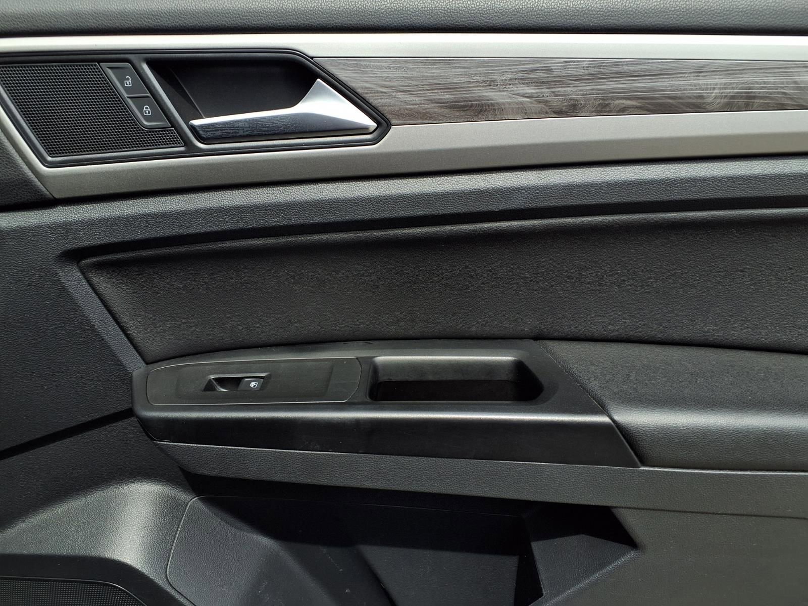 Used 2020 Volkswagen Atlas Cross Sport SE w/ Panoramic Sunroof Package image 25