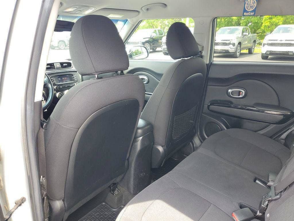 Used 2015 Kia Soul ! FWD image 26
