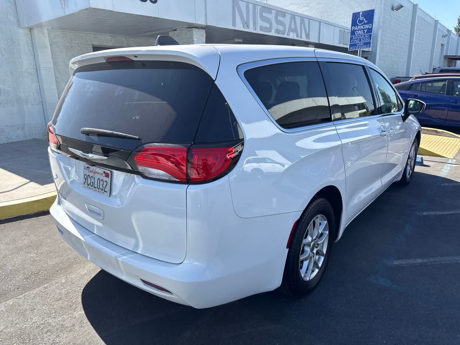 Used 2022 Chrysler Voyager LX FWD image 5