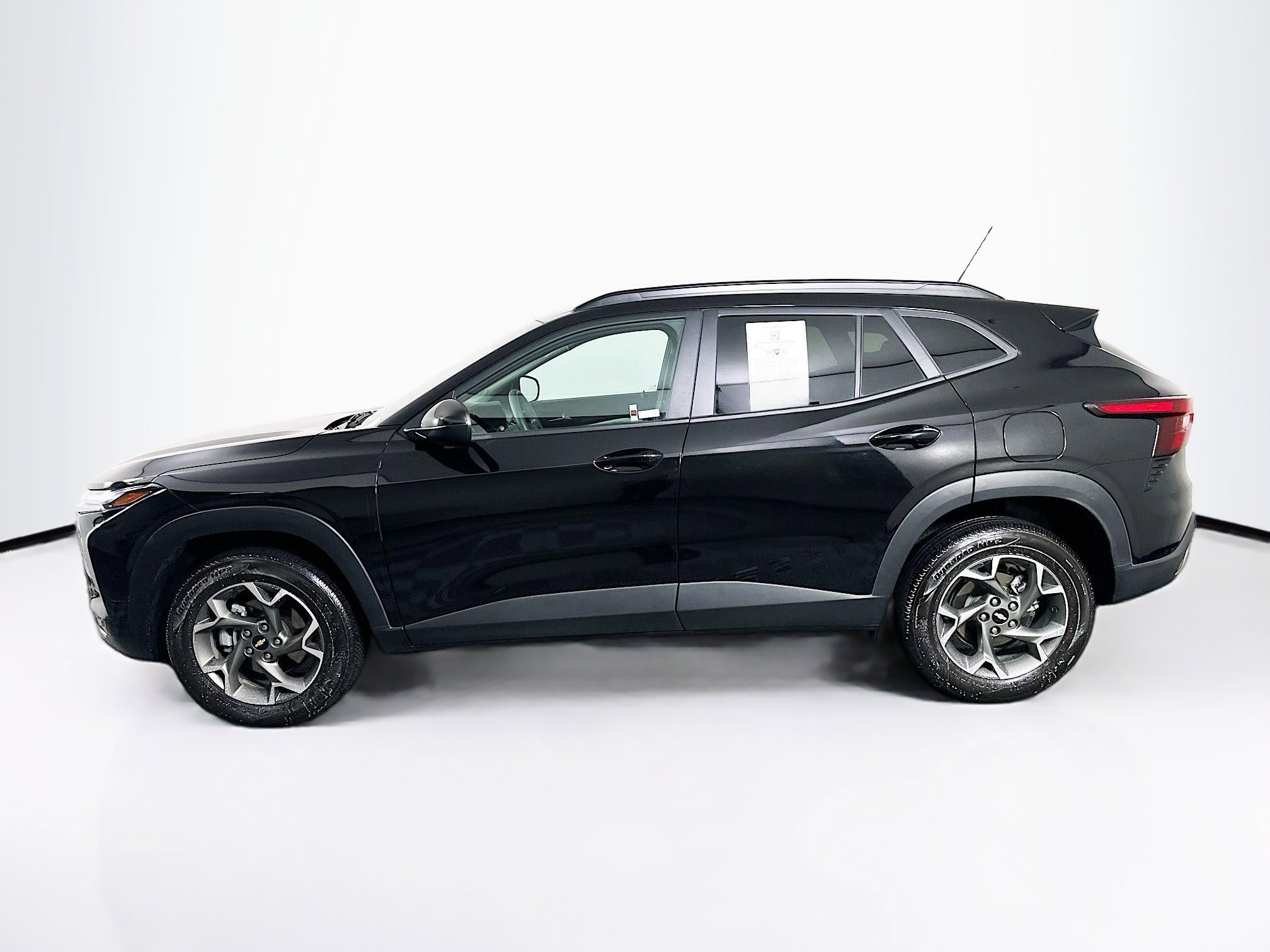 Used 2025 Chevrolet Trax LT FWD image 4