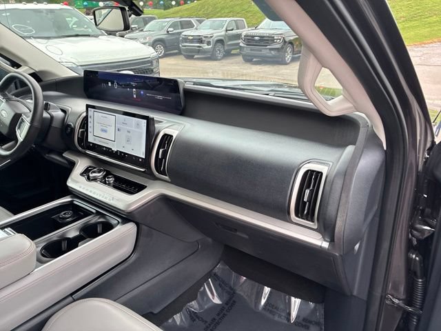 Used 2025 Ford Expedition Active AWD/4WD image 41